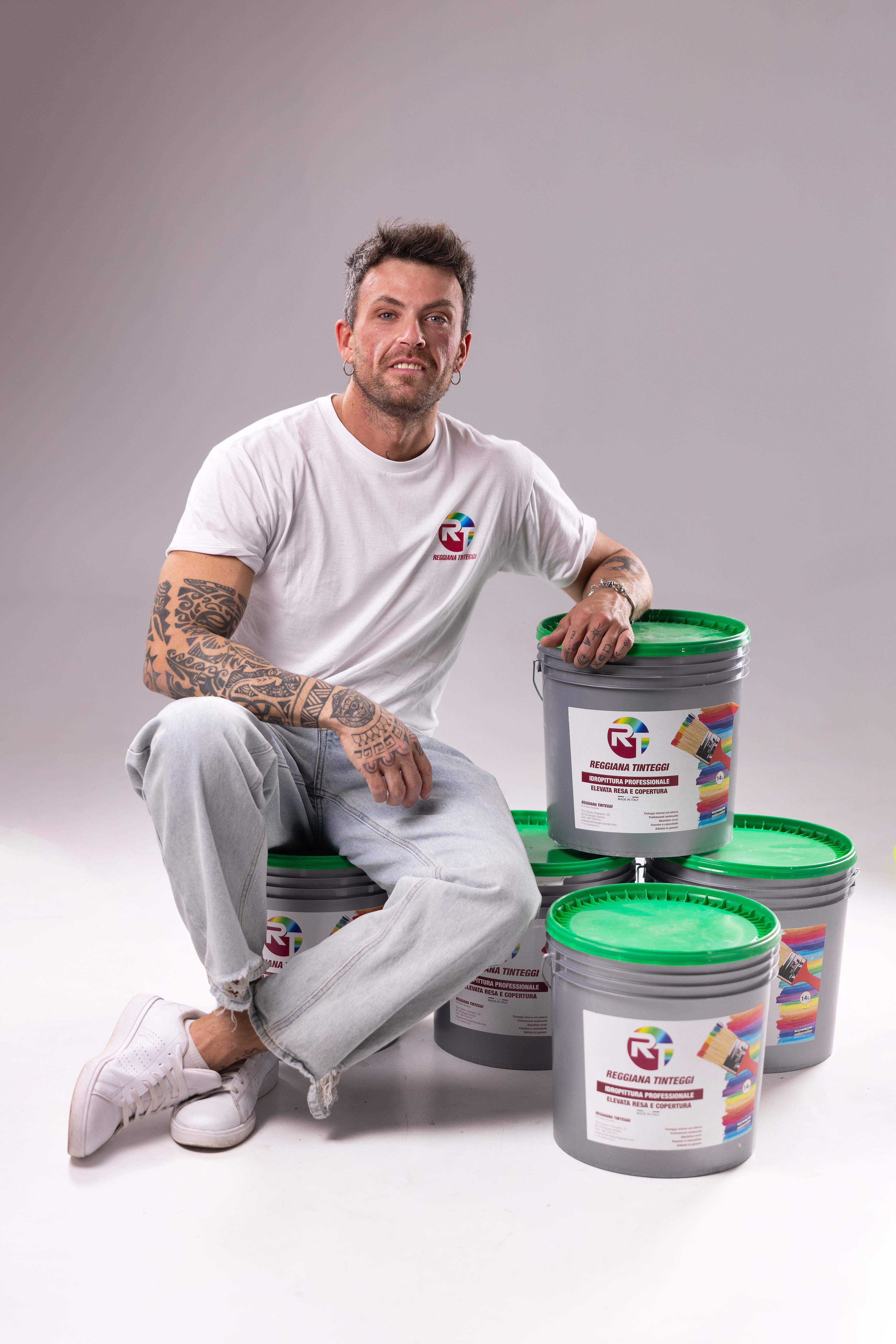Titolare di Reggiana Tinteggi con secchi di pittura professionale
